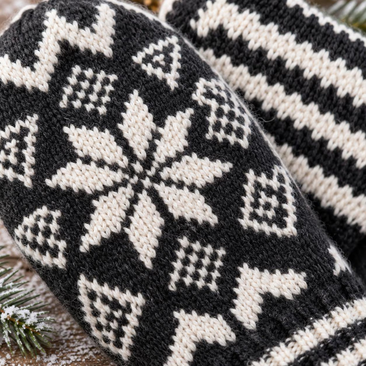 Nordic Men’s Colorwork Snowflake Mittens Knitting Pattern