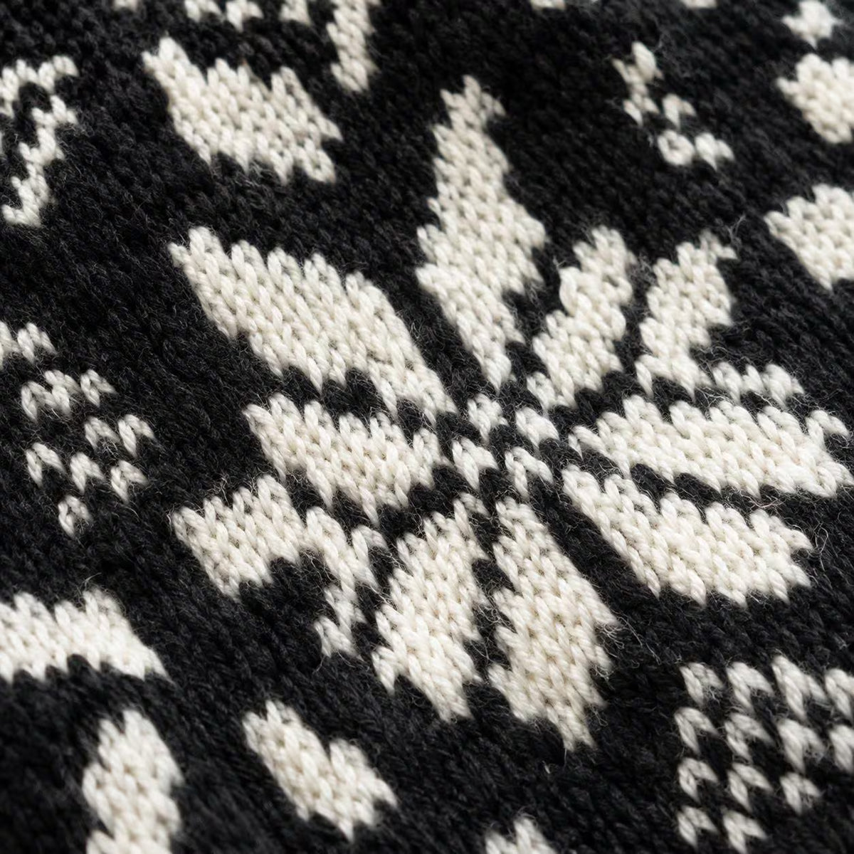Nordic Men’s Colorwork Snowflake Mittens Knitting Pattern